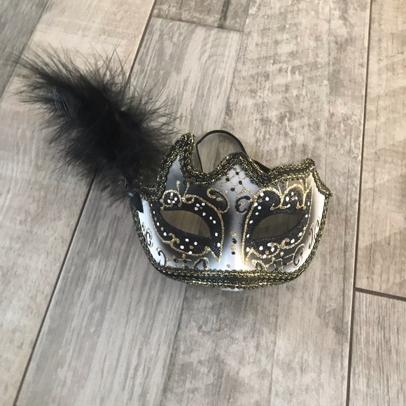 Masquerade Mask Black White Gold - Picture 5 of 8